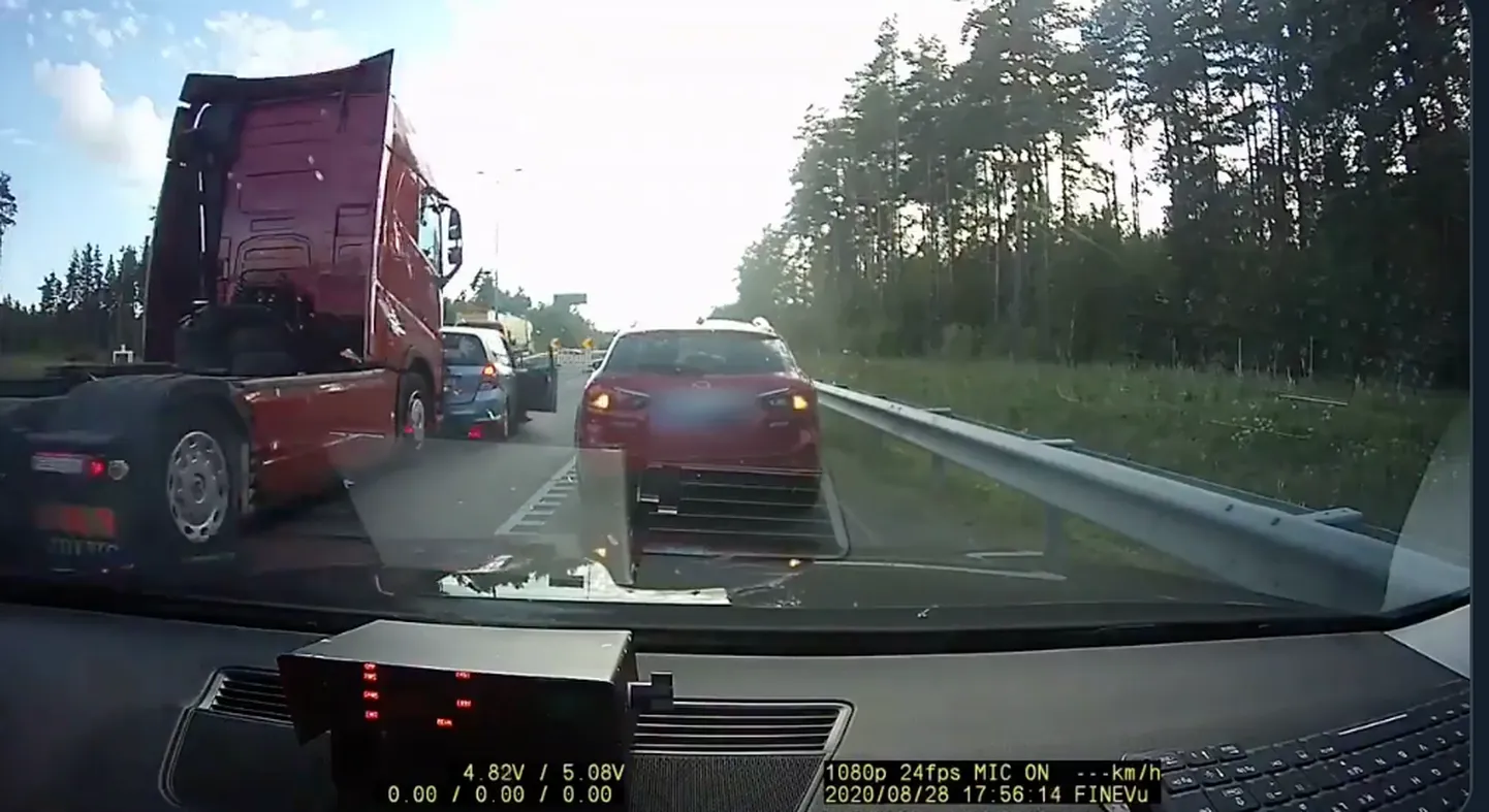 Põhja prefektuuri liikluspolitseinik Darvy Kõlar postitas sotsiaalmeediasse video, kus näeb, mis juhtub, kui tähelepanematus ja pime nurk saavad kokku.