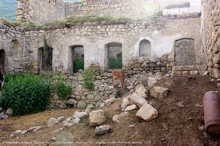 Руины дворца Дизакского меликства (XVIII в.) в селе Туг, Ходжавендский район, Нагорный Карабах. 