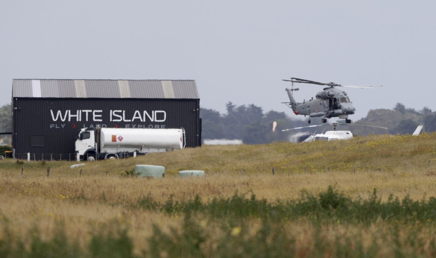 Uus-Meremaa mereväe helikopter lahkumas reede varahommikul Valgesaare lennujaamast  ohtlikule missioonile vulkaanikraatrist surnukehi ära tooma.