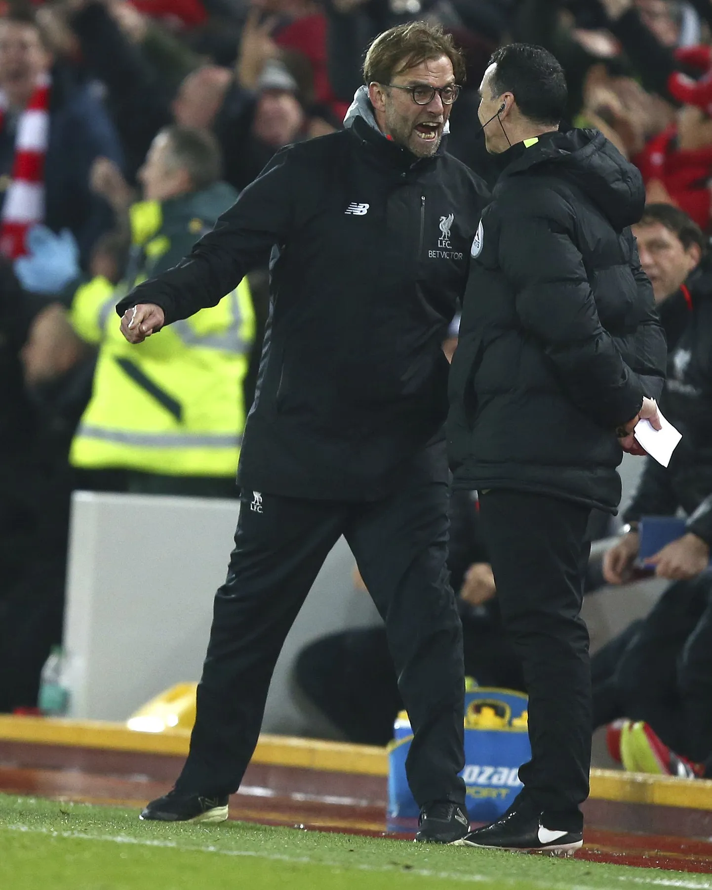 Jürgen Klopp (vasakul) kohtumises Chelseaga emotsioone välja elamas.