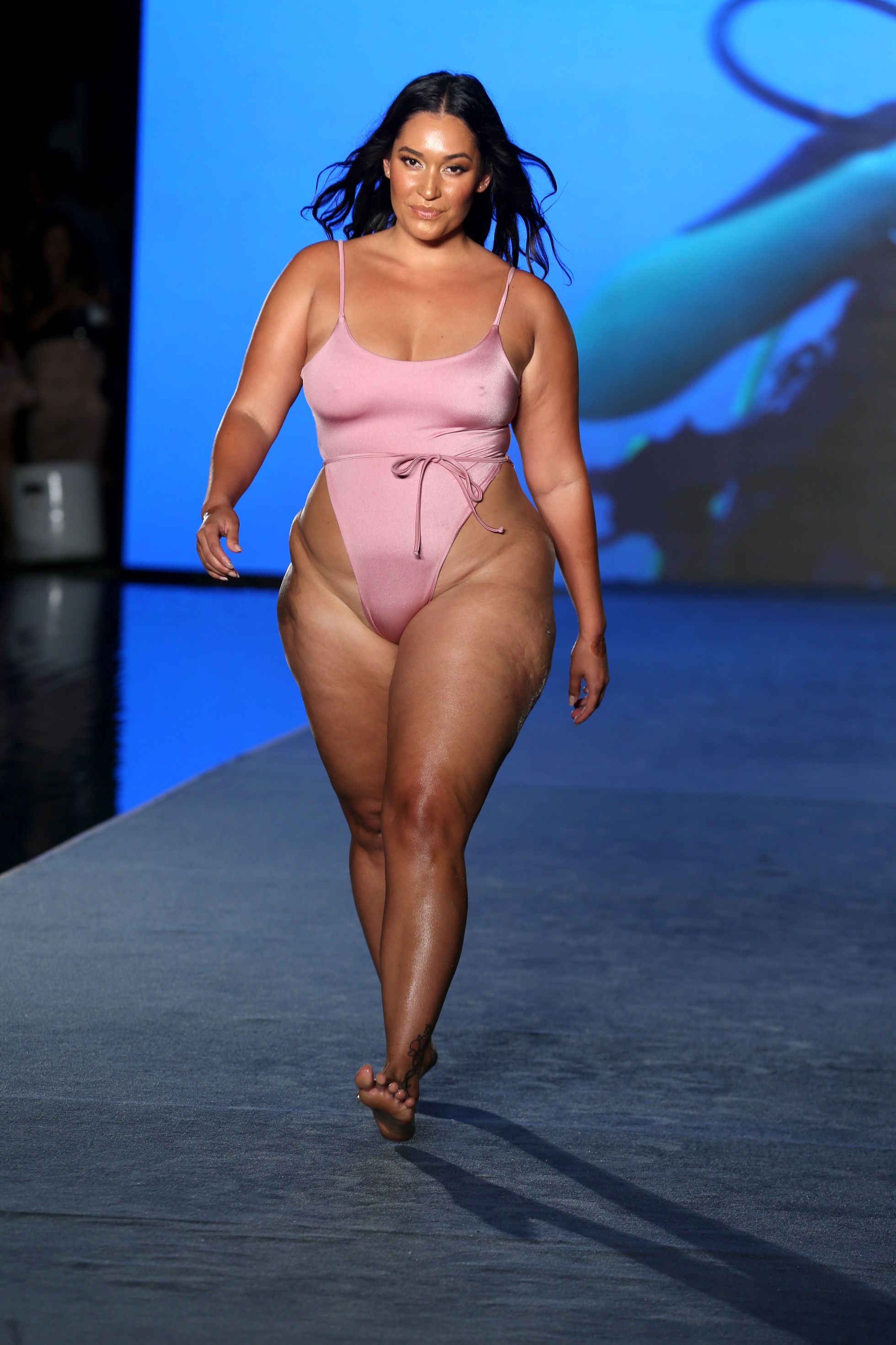 Amanda Kay kõnnib 2021. aasta ujumisriiete moeüritusel, mis toimus Miamis.
