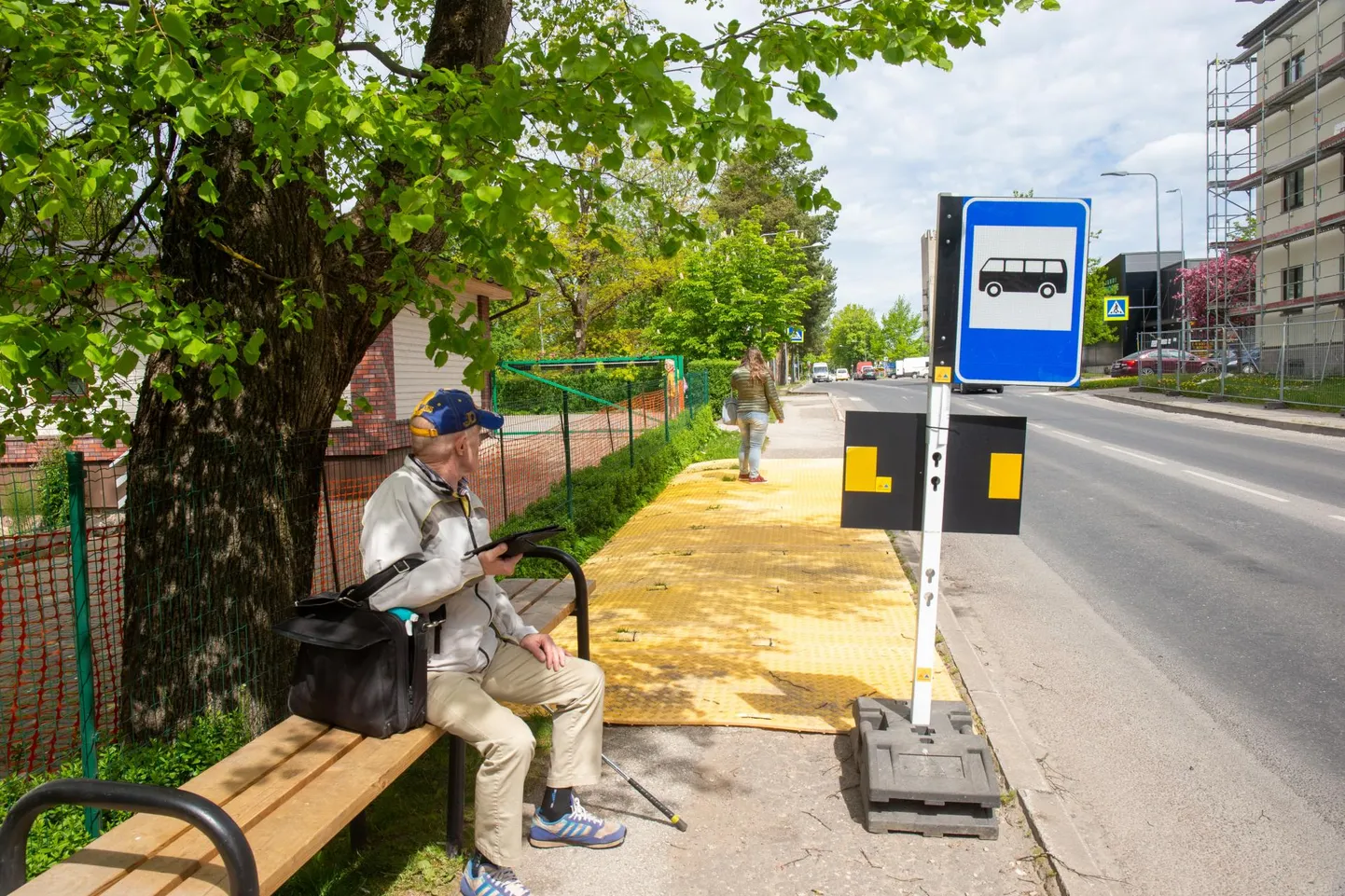 Leola tänaval asuv ajutine bussipeatus valmistab sealsetele majaelanikele peavalu hoovi tikkuvate bussiootajate tõttu.