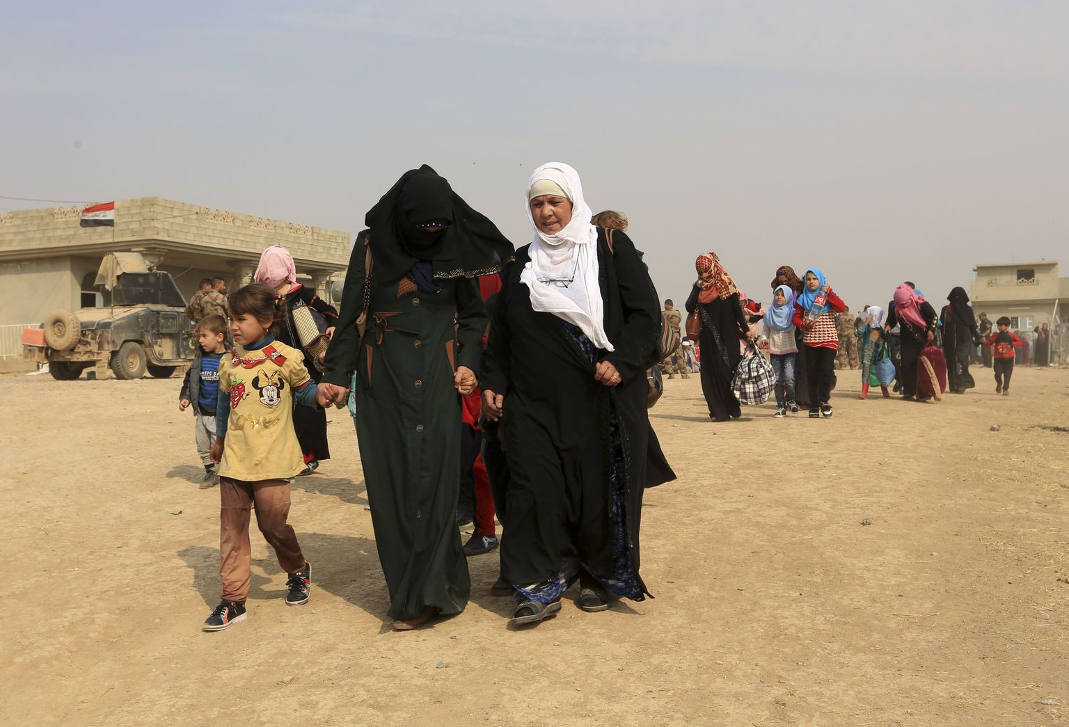 Tsiviilisikud lahkuvad oma kodudest Mosuli ümbruses.