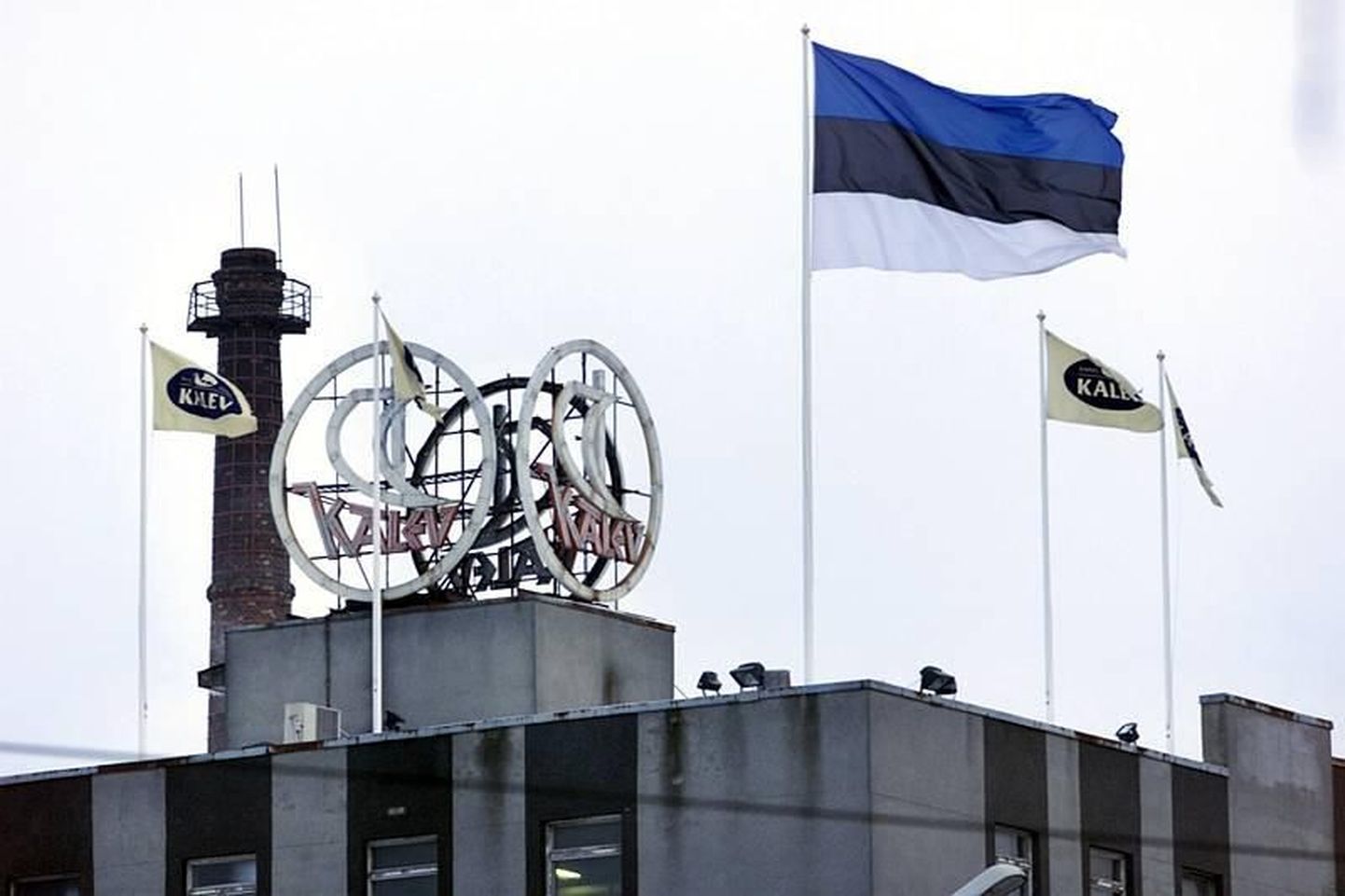Eestis valmistatud tooted saavad hinnasiltidele lipuvärvides kleebised. Pildil Eesti lipp kommivabriku Kalev endisel hoonel.