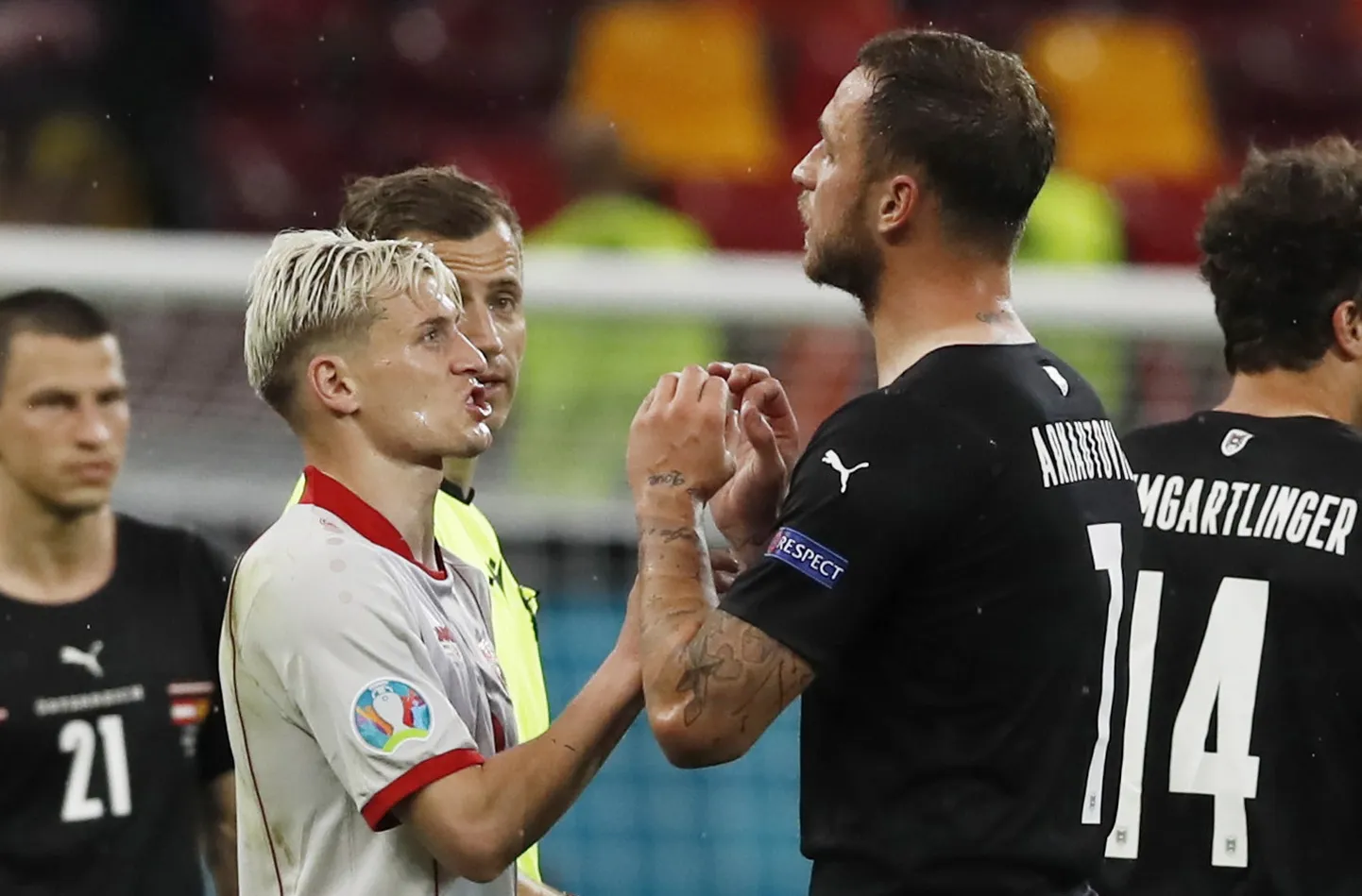 Marko Arnautovic (paremal) jagamas maid Ezgjan Alioskiga.