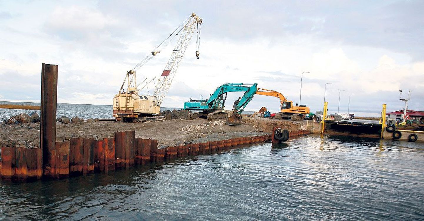 Riigile kuuluva AS Saarte Liinide tellimusel käivad Munalaiu sadamas rekonstrueerimistööd, et Kihnu ja mandri vahelisele liinile saaks tulla kaua oodatud reisiparvlaev, mis ennast jäästki läbi murrab.