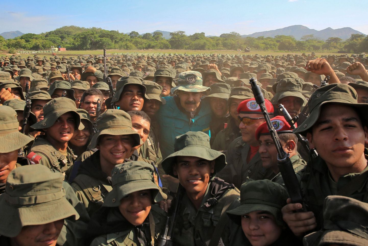 Venezuela presidendi kantselei avaldatud pilt sellest, kuidas president Nicolás Maduro poseerib 4. mail El Pao õppekeskuses koos sõjaväekadettidega.