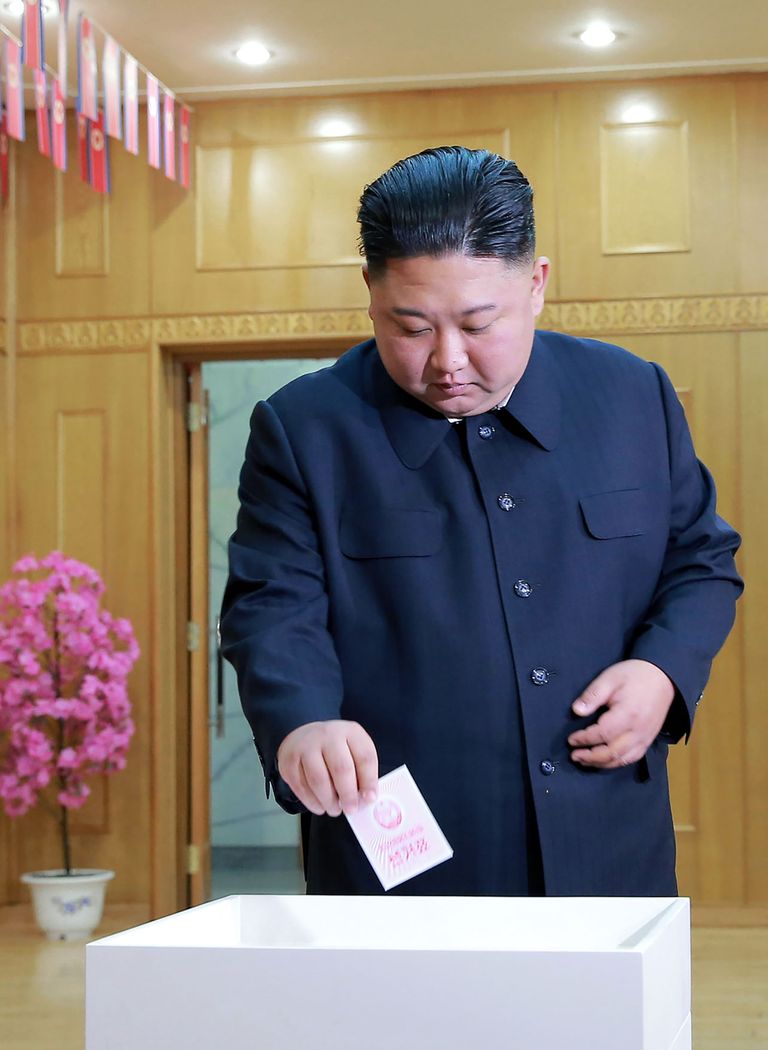 Põhja-Korea liider Kim Jong-un laskmas valimissedelit kasti