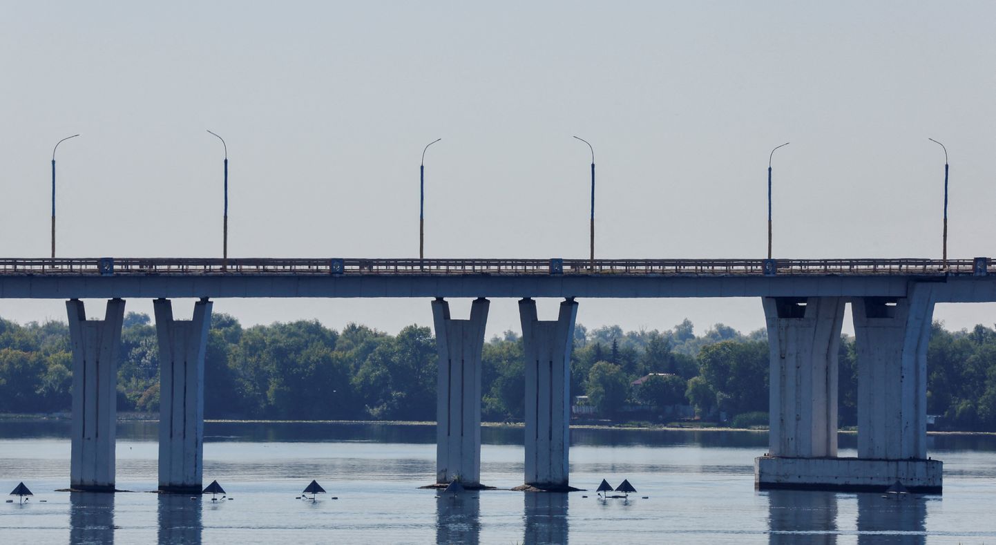 Veidrad kolmnurgad Antonovski silla kõrval jões panevad kaldal seisja õlgu kehitama, kuid radaripildis näivad need nii eredana, nagu oleks tegemist teise sillaga.