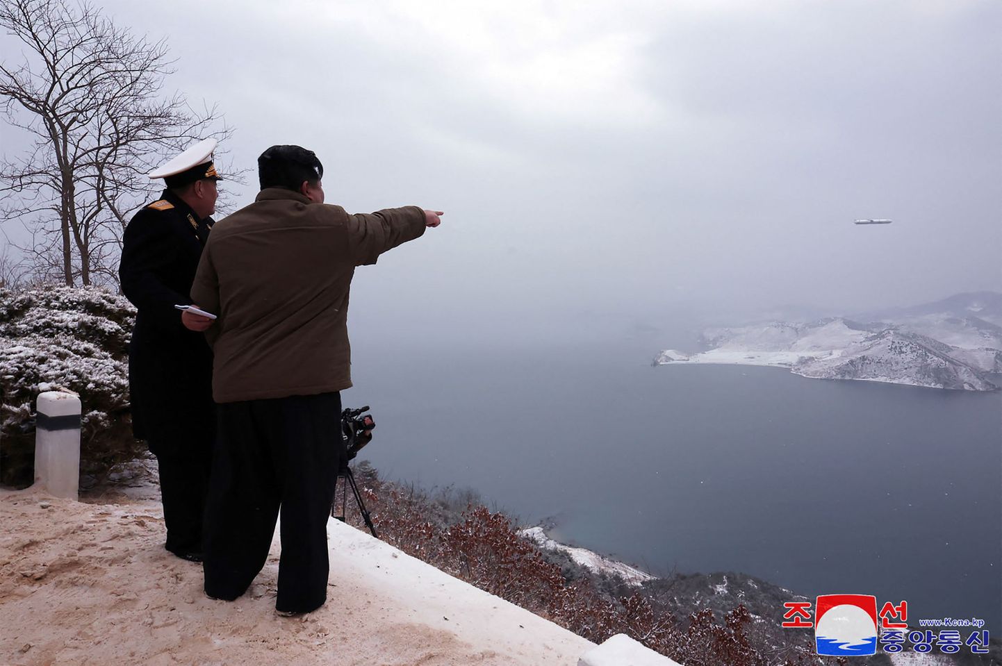 Kim Jong-un jälgimas ühte varasemat raketitulistamist.