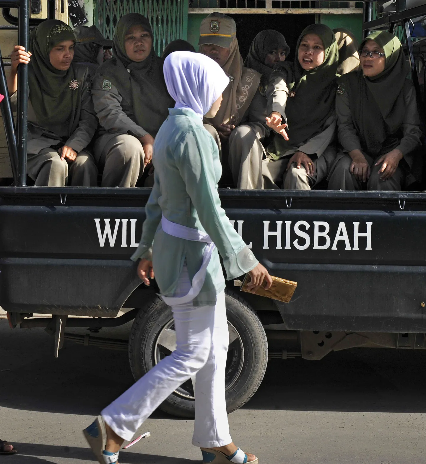 Acehi naissoost šariaadipolitseinikud patrullimas.