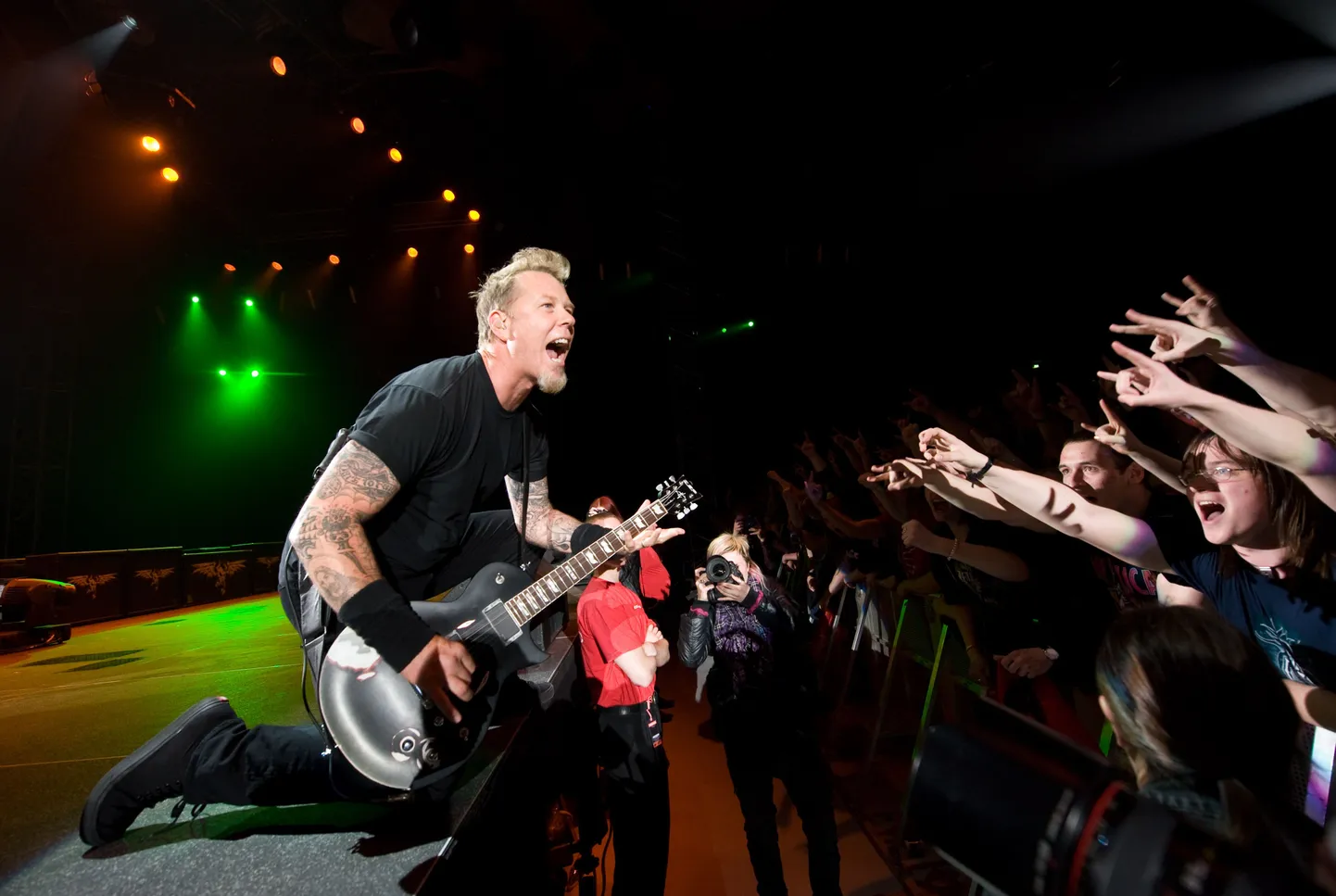 Metallica solist James Hetfield kiitis Tallinna publikut bändi keele mõistmise eest.