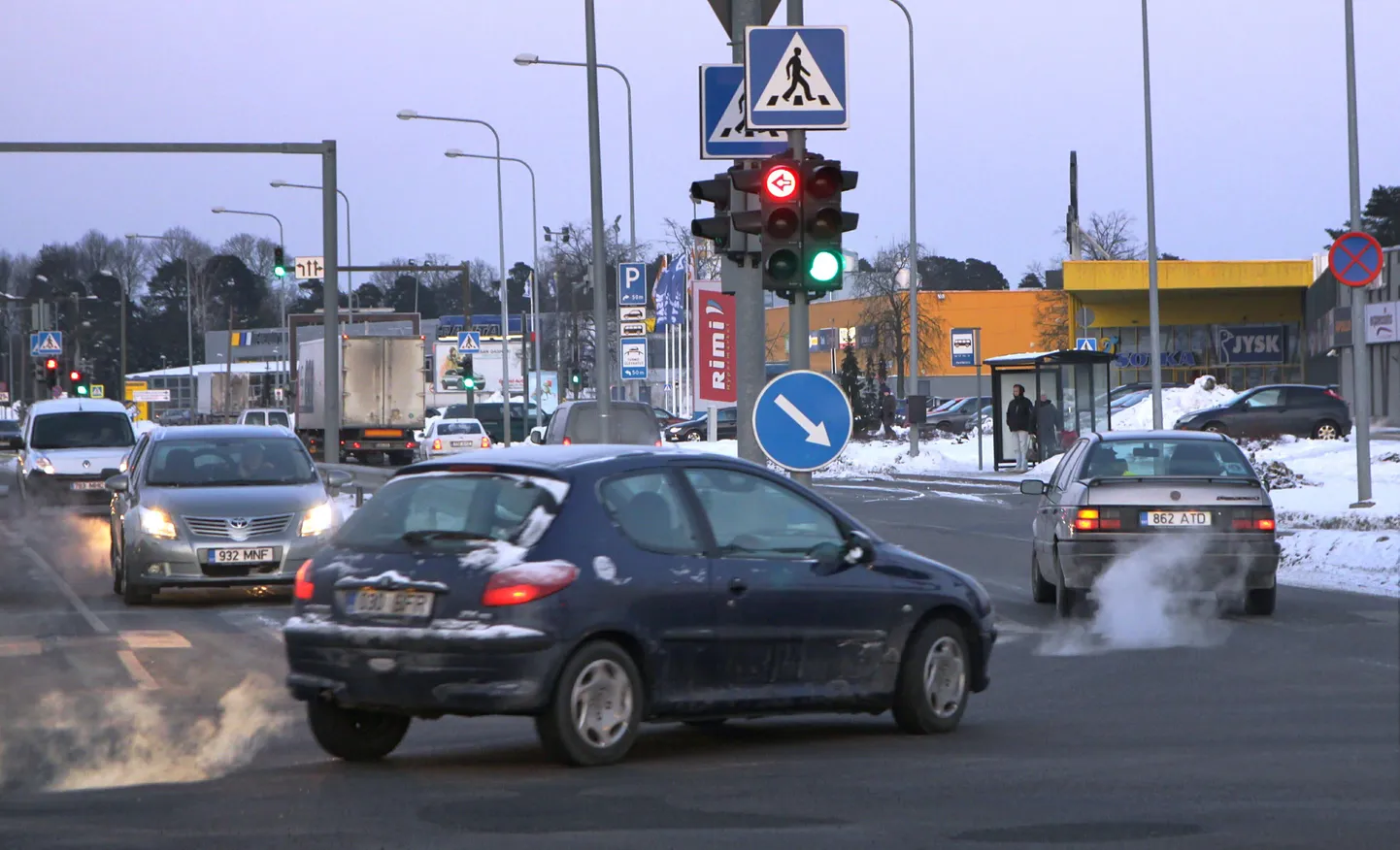 Papiniidu tänava ja Riia maantee ristmik on üks Pärnu tihedama liiklusega kohti.