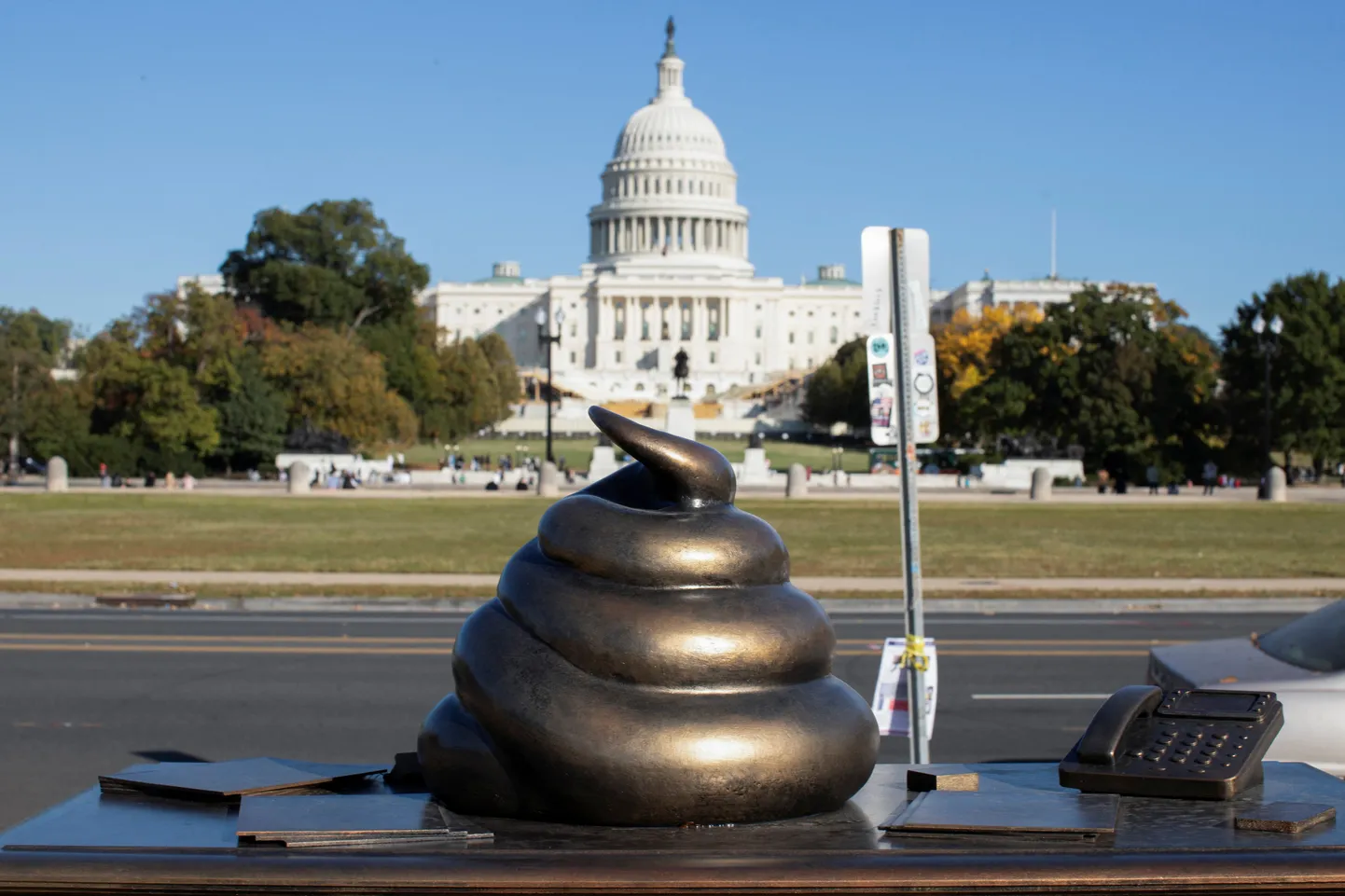 Kapitoolimi mässu irooniliselt meenutamiseks Washingtoni püstitatud ajutine skulptuur.