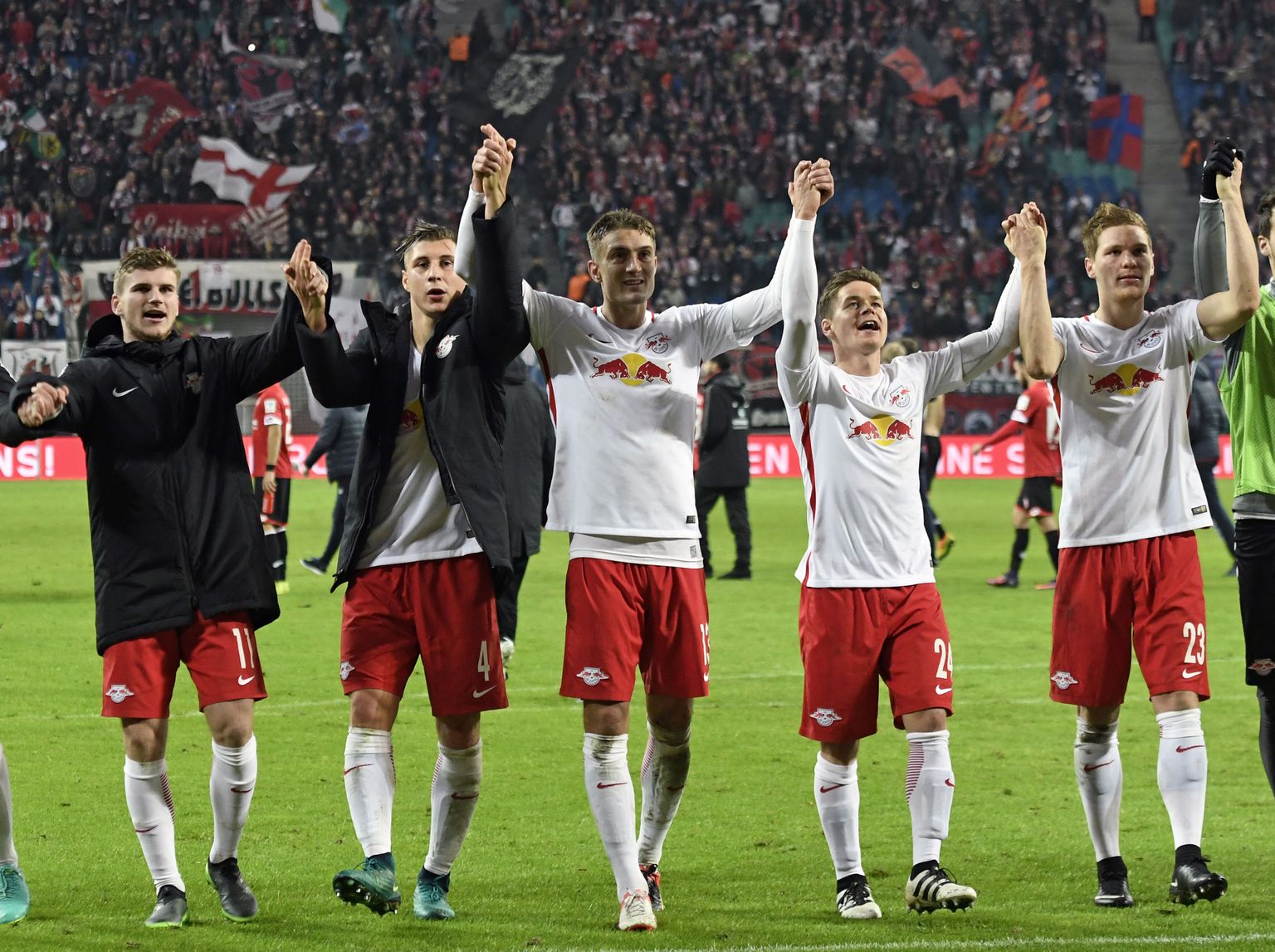 RB Leipzigi mängijad tänamas klubi poolehoidjaid. Viimaste arv kasvab endisel Ida-Saksamaal pidevalt.