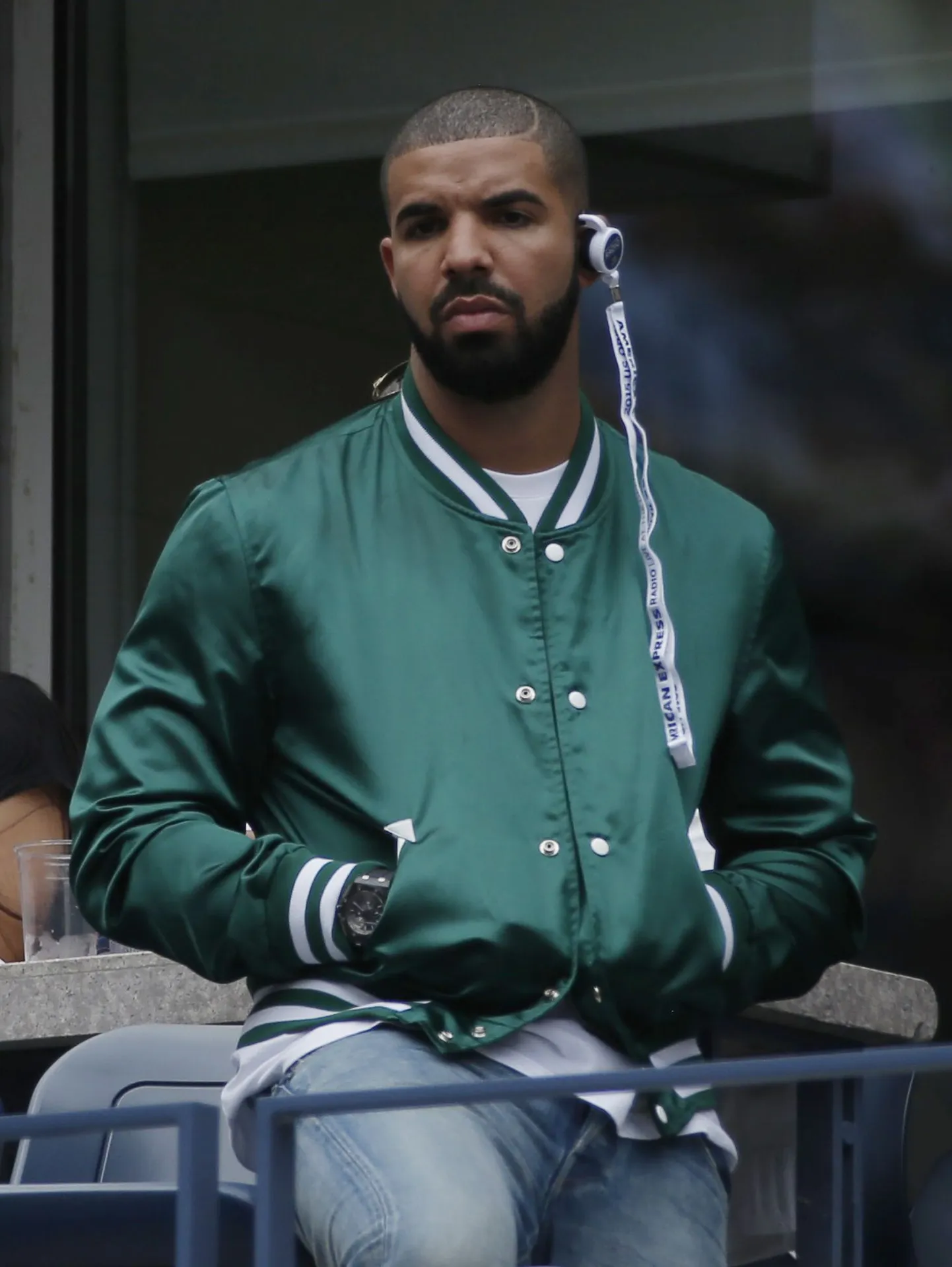 Räppar Drake Serena Williamsile USA lahistel kaasa elamas.