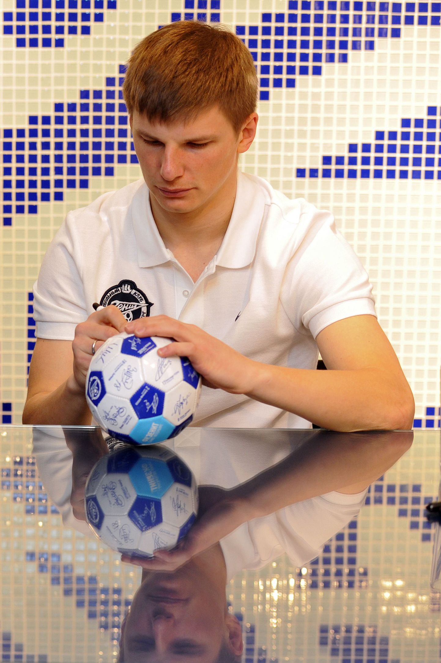 Андрей Аршавин дает автографы во время встречи с болельщиками.