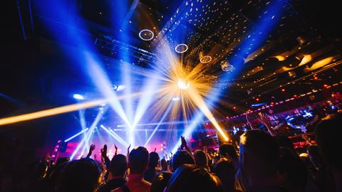 На дискотеке для учеников в бывшей школе нацменьшинств звучала русская музыка. Что говорит директор Бурова?