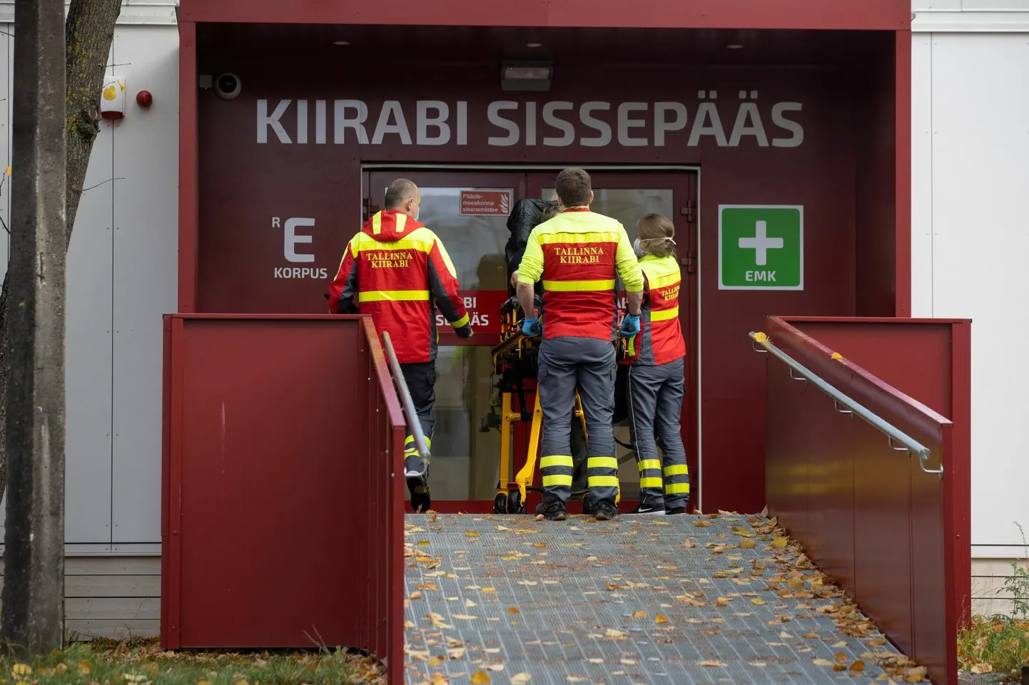 Eestis hoonetele seatud tuleohutusreeglid näevad ette, et evakuatsiooniteed peavad olema avatud. See tähendab aga inimeste liikumist hoonest välja, kiirabil on aga vaja pääseda sisse. Foto on illustratiivne.
