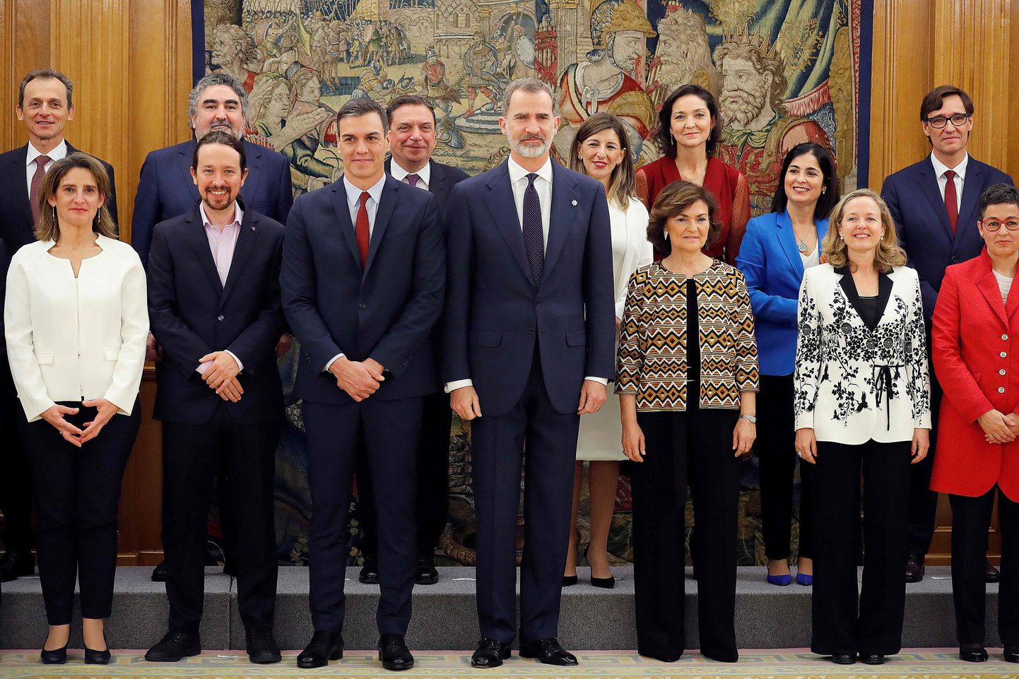 Hispaania kuningas Felipe VI poseerib koos peaminister Pedro Sáncheze uue koalitsioonivalitsuse liikmetega.