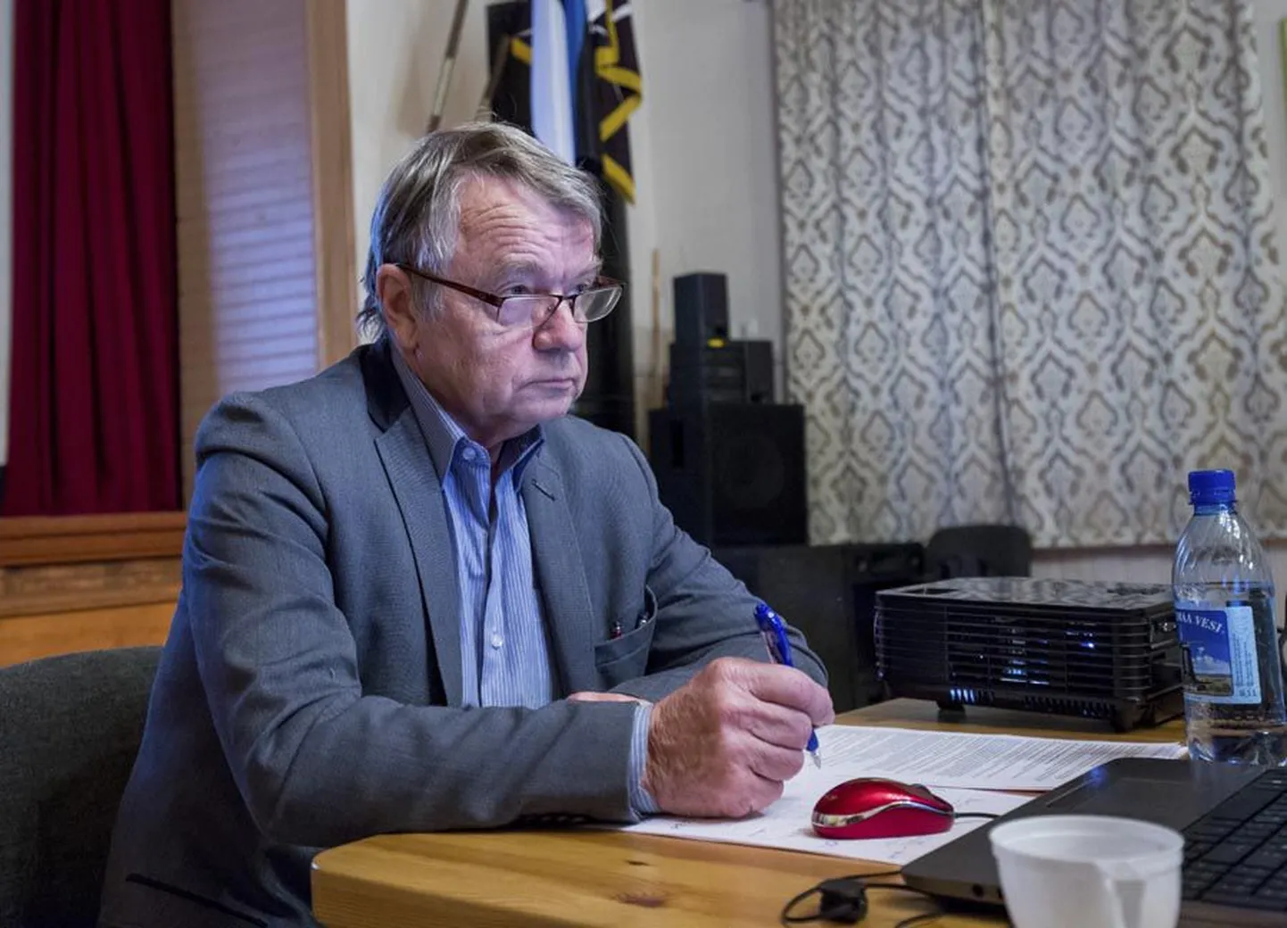 Kolga-Jaani volikogus opositsiooni jäämise järel loobus Mati Toomsalu volikogu juhi kohast ja asus uude ametisse.
