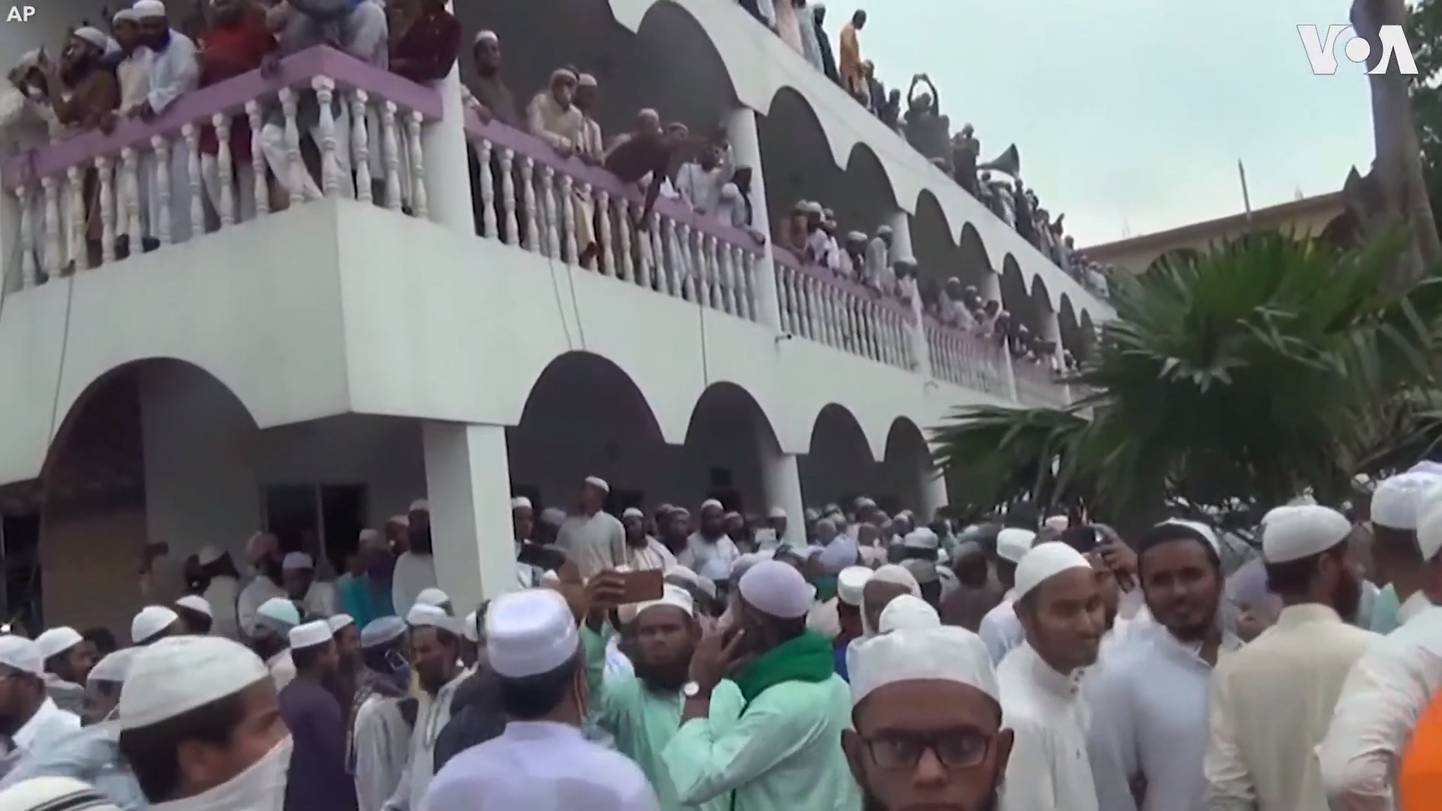 Bangladeshi usuliidri matused tõid tänavatele üle 100 000 leinaja.