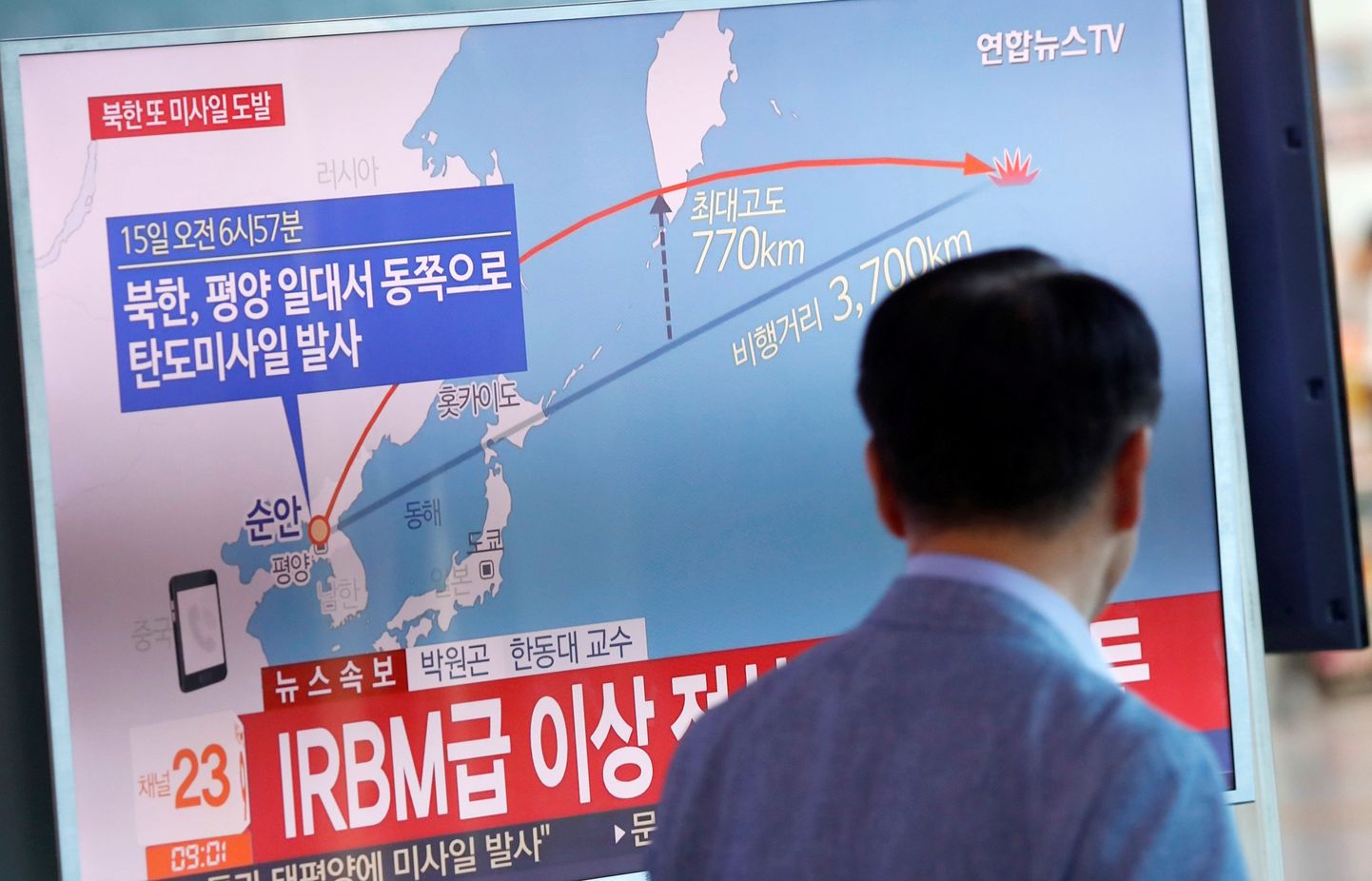 Lõuna-Korea teleuudistes teatati reedel Põhja-Korea uuest raketikatsetusest. Keskmaarakett lendas üle Jaapani ja kukkus Vaiksesse ookeani.
