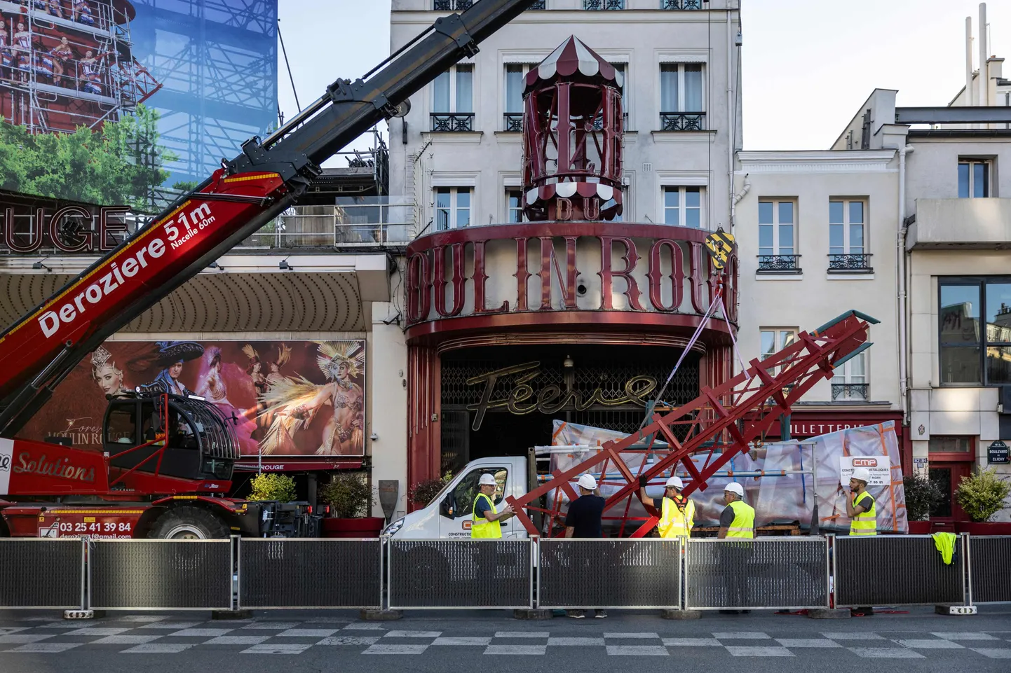 Töölised valmistuvad paigaldama Pariisi Moulin Rouge'i kabareele esimest uut tiiba.