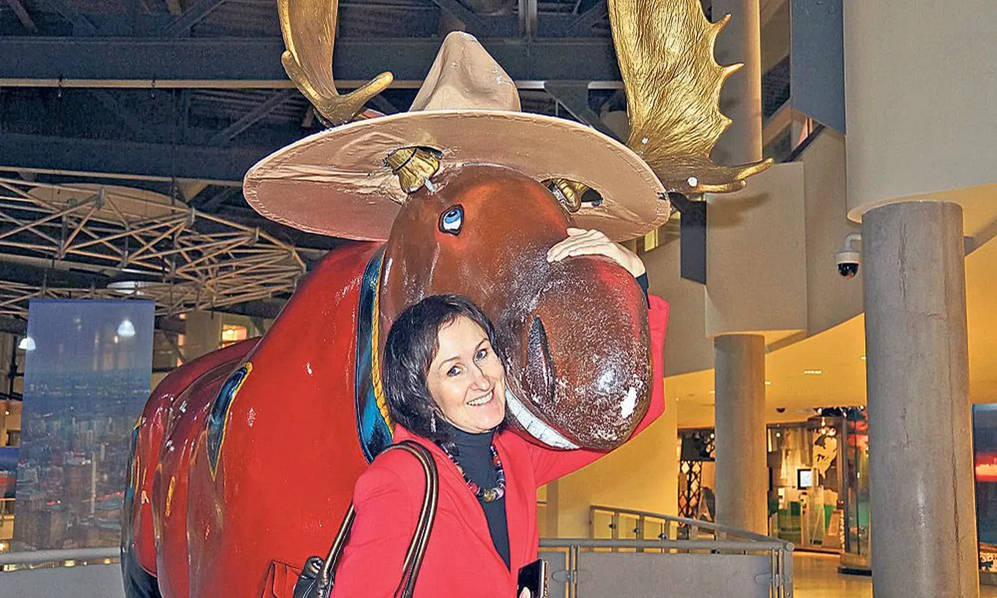 Siin ma olen, Kanadas ja rõõmus: Janika Mölder (44) põdrakujuga Torontos maailma ühe kõrgema torni, 553 meetri kõrguse CN Toweri vestibüülis.