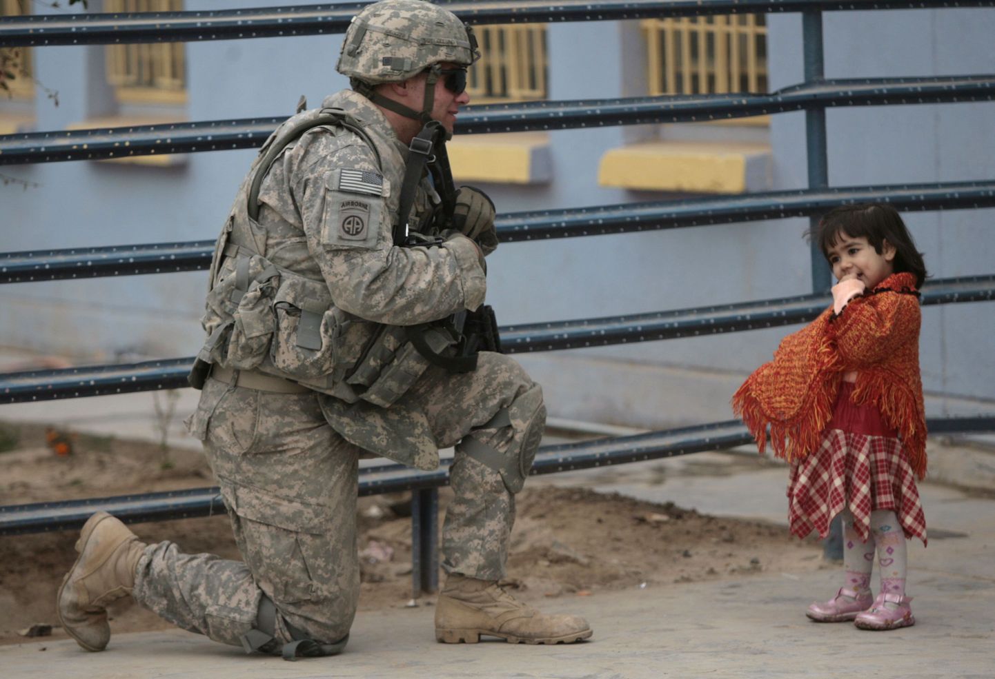 USA sõdur Iraagi lapsega juttu tegemas.