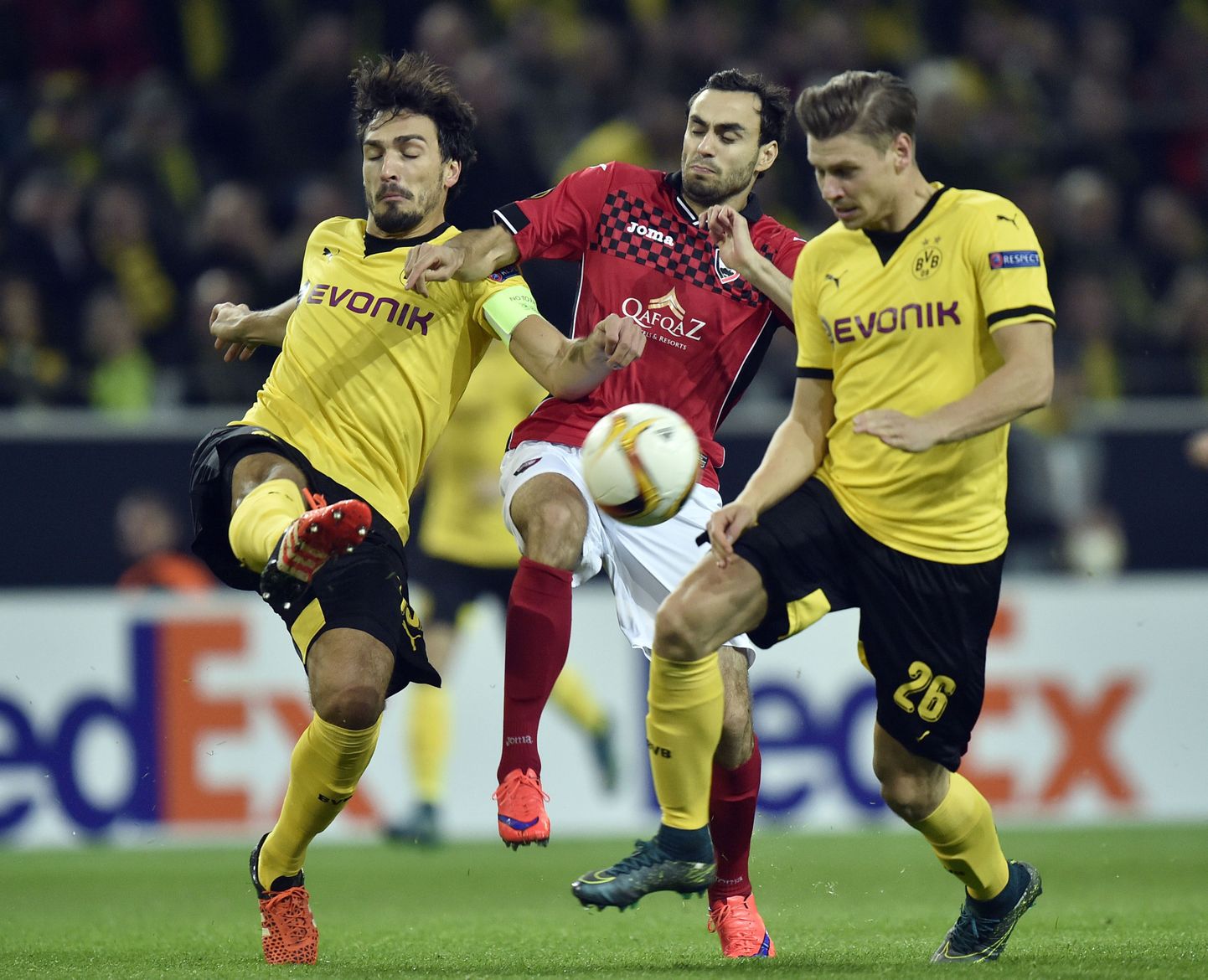 Sergei Zenjov (keskel) Euroopa liigas Dortmundi Borussia staaride vastu võitlemas.