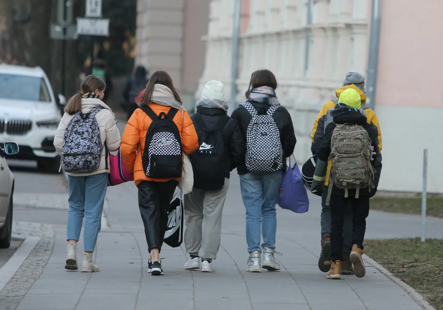 Если тенденция спада заражаемости сохранится, после каникул младших школьников могут вернуть на контактное обучение.