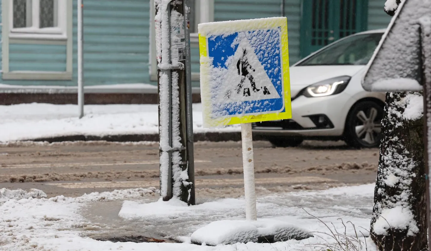 Kuigi linn koristab lubatult lume, vastutab kukkumise eest ikkagi maja omanik.