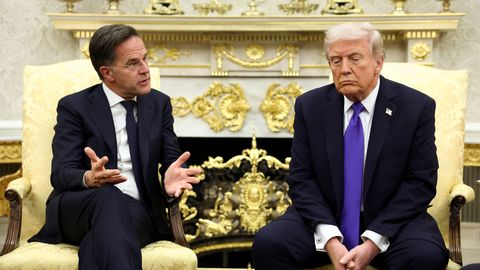 Tramps pēc tikšanās ar Riti kritizē NATO un atkal draud pārņemt Grenlandi