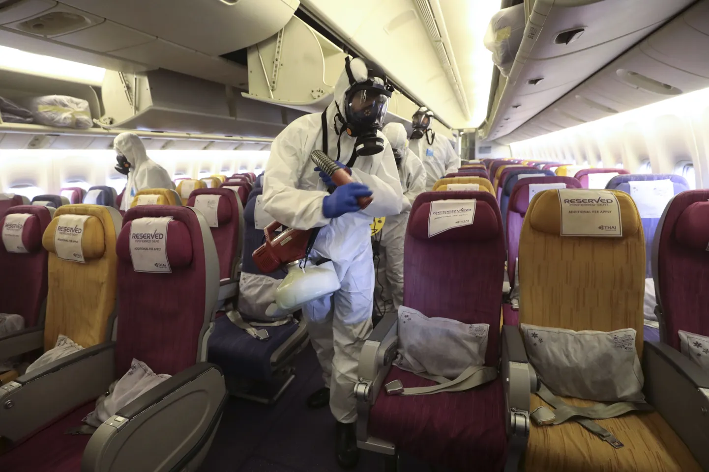 Kaitserõivastuses Thai Airways Internationali töötajad desinfitseerimas koroonaviiruse puhangu tõttu lennukit.