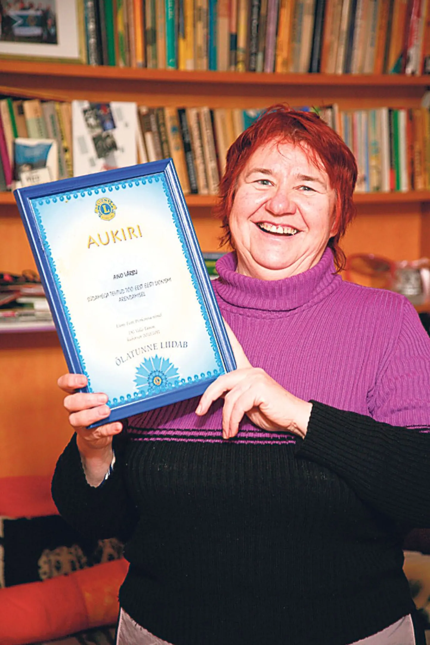 Aukiri kiidab Aino Värbut LC Sauga seltsimaja rajamise eest. Kas järgmise diplomi toob Pärnumaa Lions-klubide liikmete arvu märgatav kasv?