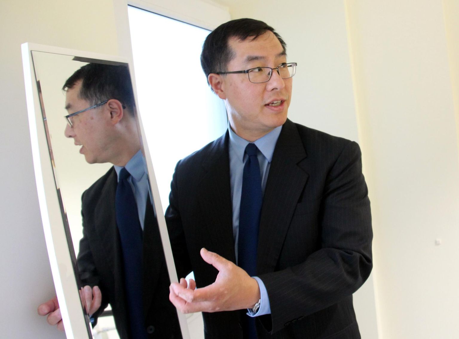 Neuroloogiaprofessor Jack Tsao näitab, kui lihtne peeglitehnika on.