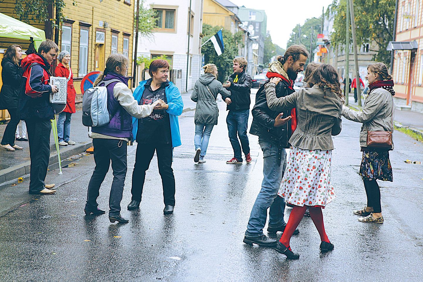 Uue Maailma tänavafestivalil löödi vihmasajus tantsu.