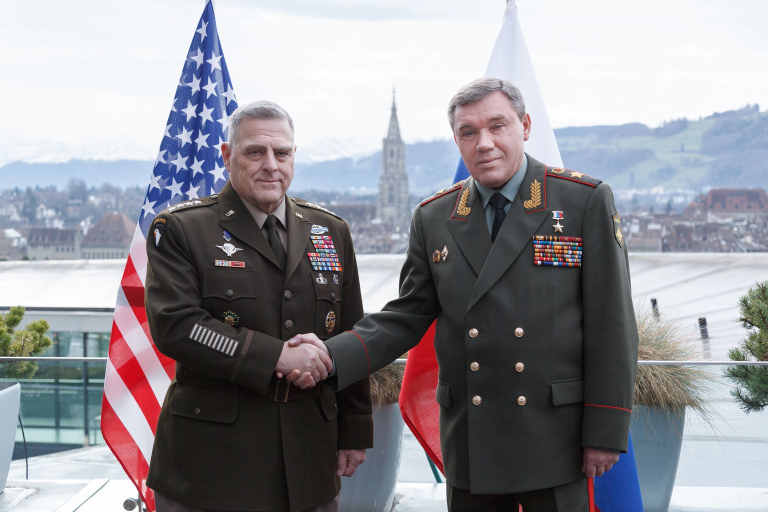 USA staabiülemate ühendkomitee esimees Mark Milley ja Vene kindralstaabi ülem Valeri Gerassimov 2019. aastal kohtumisel Genfis.