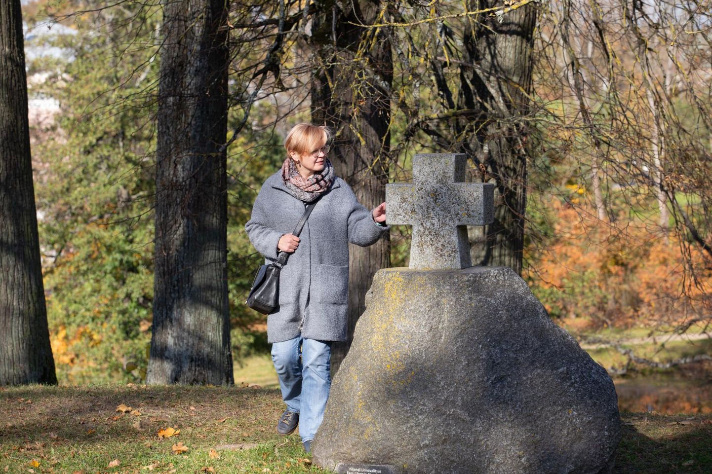 Monika Vestman sõnas, et kalmistul kui pühitsetud paigas ei sobi tähiste otsimiseks kohe labidat mulda lüüa.