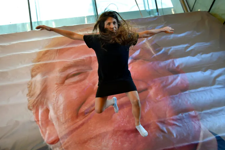 Hispaania Baskimaal Getxos asuv installatsioon «Jump Trump»
