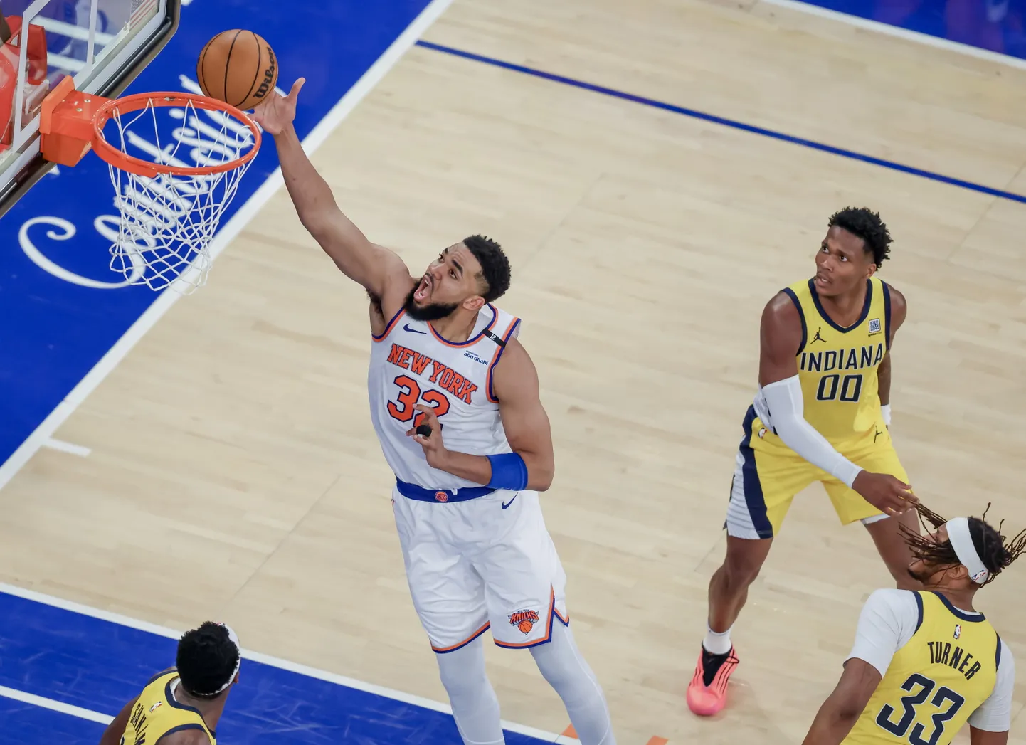Ņujorkas "Knicks" un Indiānas "Pacers" basketbolisti.