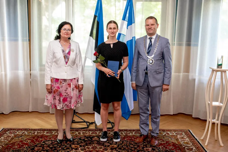 Rebeka Tamme (keskel) valiti Pärnu aasta õpilaseks.