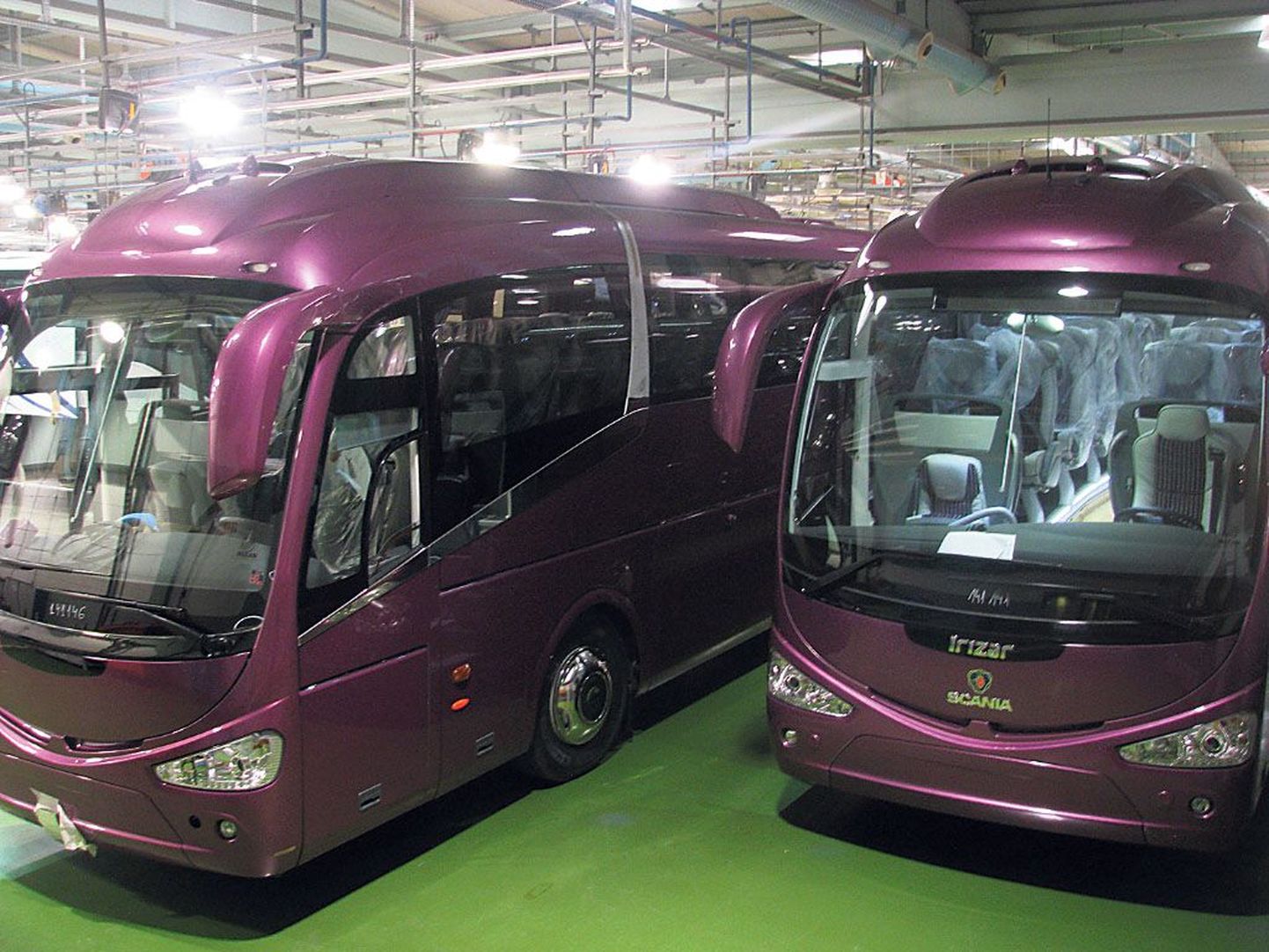 Irizari Hispaania tehases valmib kuuel liinil umbes 1000 bussi aastas. Eesti teedele jõuavad piltidel olevad stiilsed lillat värvi bussid.