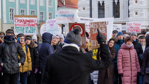 TÜLI TUHA ALL: ⟩ hariduses hõõgub palgapinge