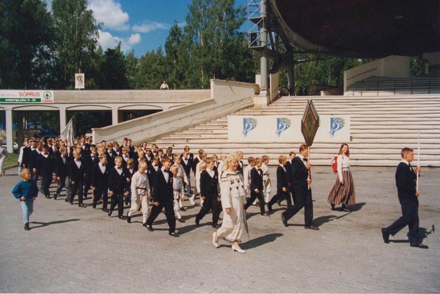 On aasta 1996 ja Virumaa Poistekoor sammub uhkelt Tartu meeste laulupeole.