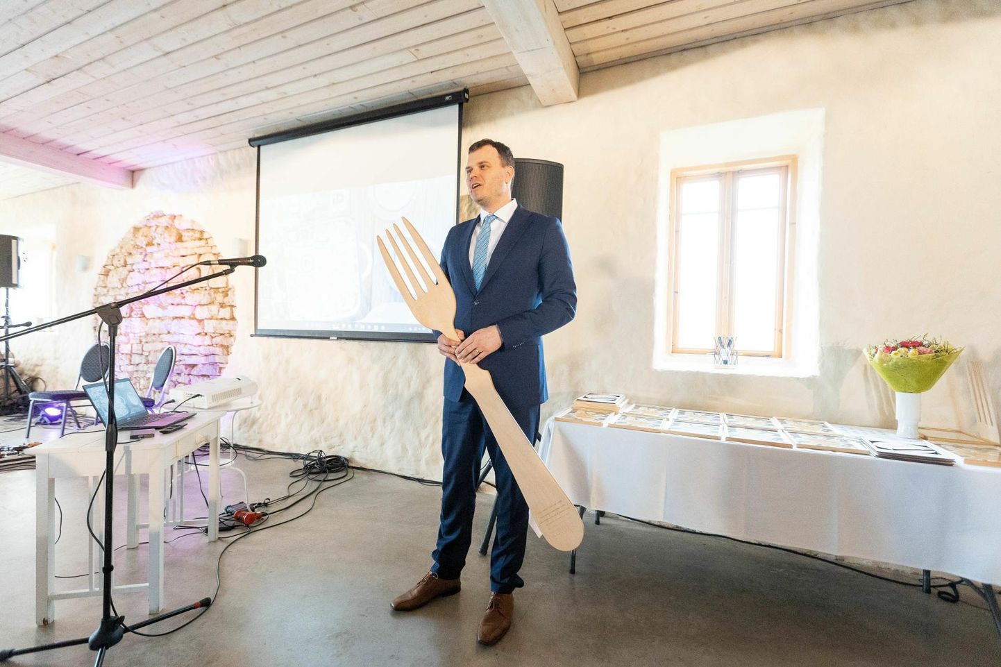 Aprilli lõpus andis Järvamaa toidupiirkonda sümboliseeriva hiidkahvli regionaalminister Madis Kallase hoolde ning laupäeval jõuab see mulkideni.