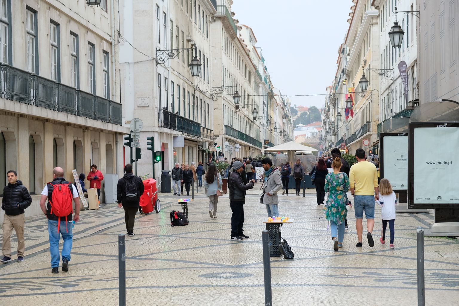Rua Augusta on Lissaboni üks peamisi tänavaid, kus narkodiilerid turiste varitsevad. Seal võib näiteks kummipallile lisaks osta tänavakaubitsejalt ka narkootikume, mis ei pruugi siiski tihti anda seda joovastavat mõju, mida klient ootas.