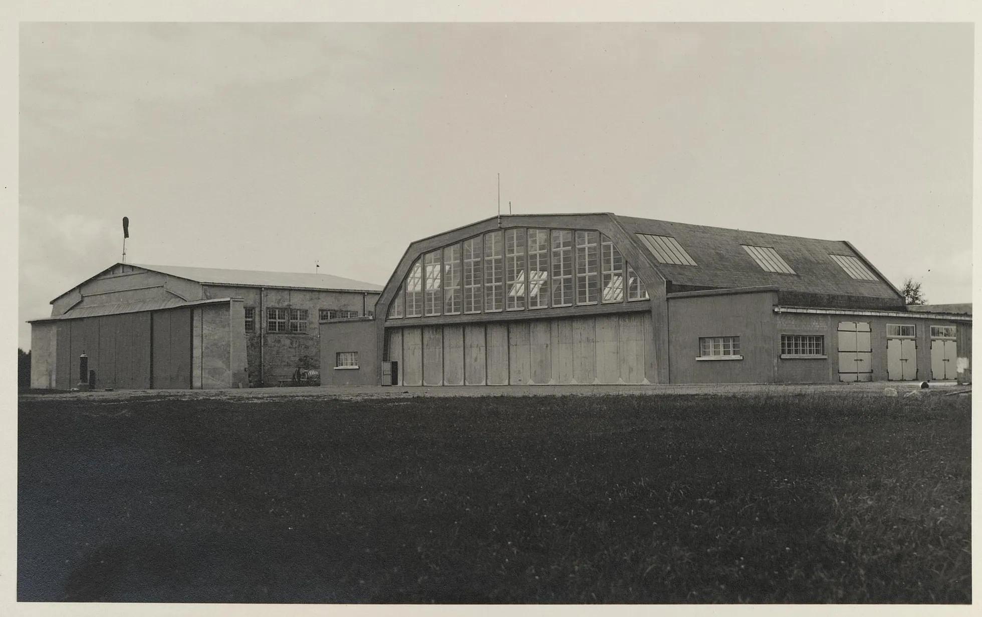 Vastvalminud lennukiangaar 1936 (paremal), August Komendandi inseneriprojekt. Vasakpoolne angaar oli valminud juba 1926 ega ole Komendandi töö.