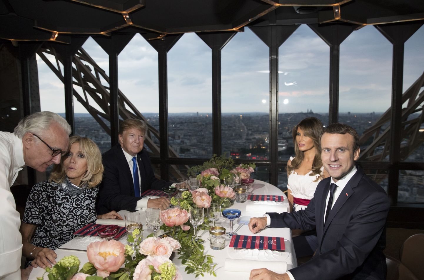 Prantsusmaa president Emmanuel Macron õhtustamas Eiffeli tornis USA president Donald Trumpi, tema abikaasa Melania ja Prantsusmaa esileedi Brigitte Macroniga.